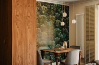 Kobiecy wdzięk we wnętrzach. Ciemna, szlachetna kolorystyka przyciąga wzrok już od progu