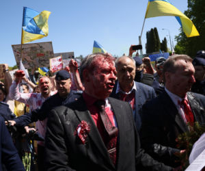 Siergiej Andriejew oblany czerwoną farbą. Protest pod Mauzoleum Żołnierzy Radzieckich