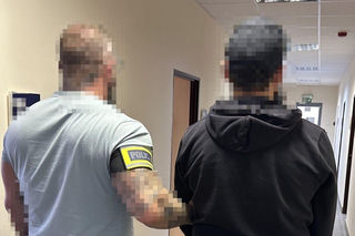 Były partner w areszcie. Próbował udusić kobietę i zniszczył auto