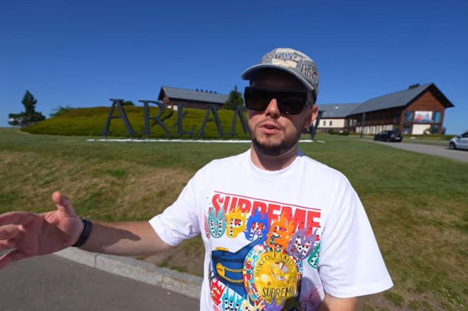 Youtuber Książulo na tle napisu Arłamów. O jego wizycie w luksusowym hotelu przeczytasz na Eska Rzeszów.