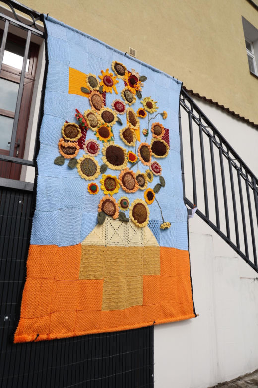 Kolorowe instalacje opanowały Lublin. Tak „Otulanie włóczką” świętuje swoje 10. urodziny!