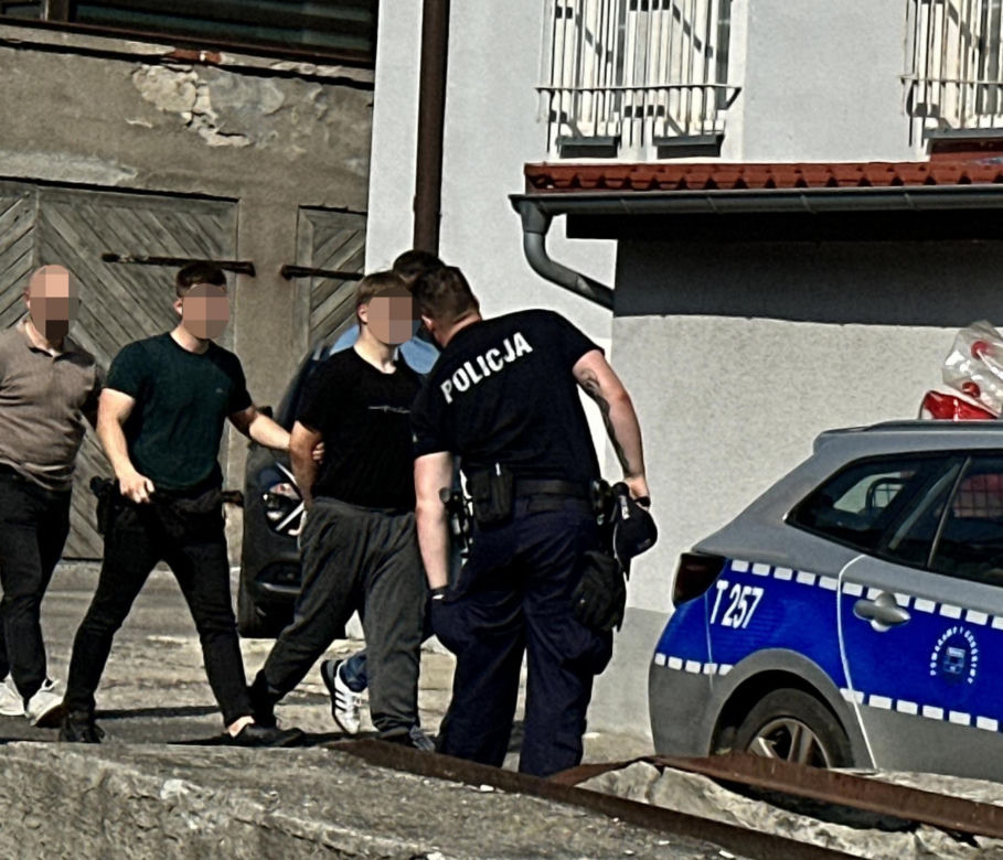 Dramat w parku w Pasłęku. Dwóch nastolatków ugodzonych noże