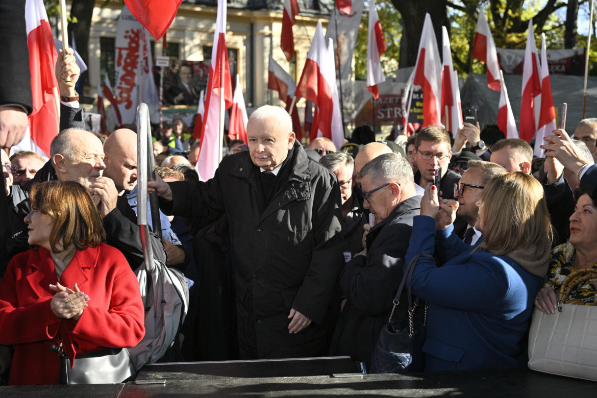 Jarosław Kaczyński w trakcie protestu przed Trybunałem Konstytucyjnym