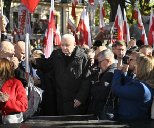 Jarosław Kaczyński w trakcie protestu przed Trybunałem Konstytucyjnym