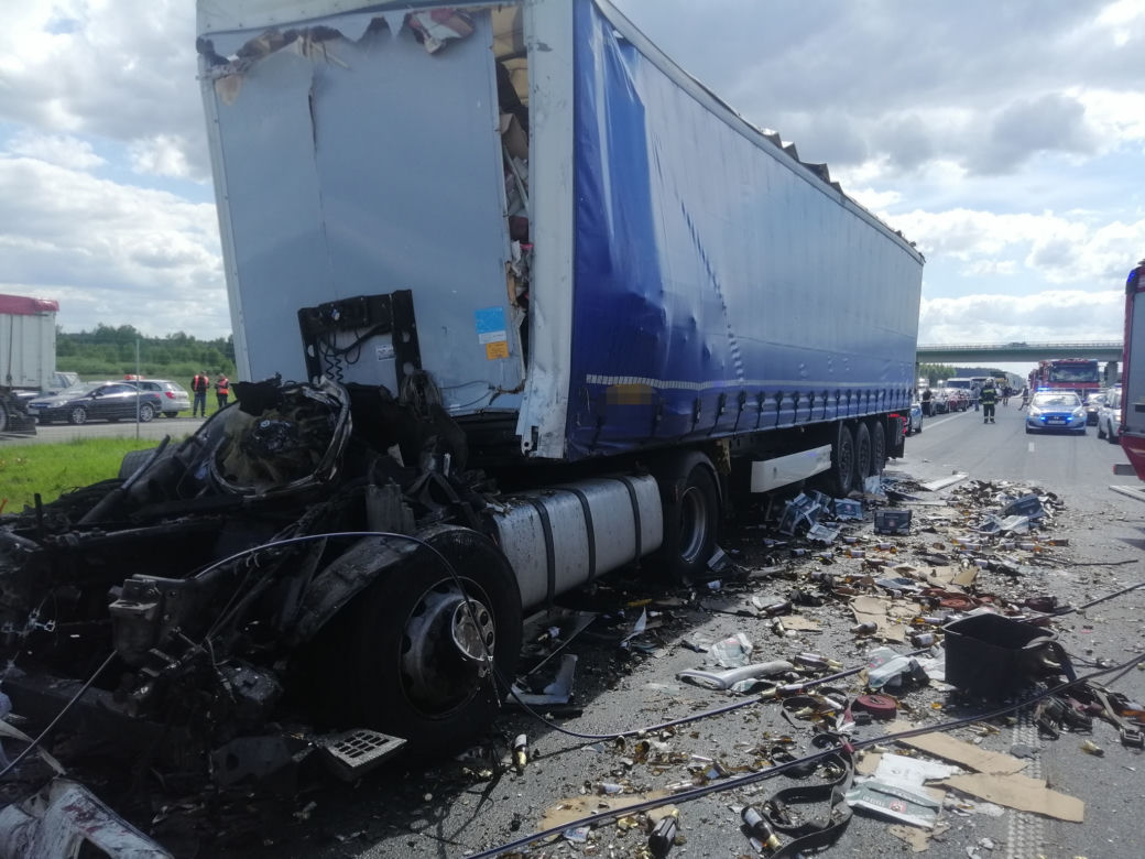 Wypadek na S8 pod Wyszkowem! Potężne zderzenie ciężarówek, busa i osobówki! Na miejscu śmigłowiec (ZDJĘCIA]