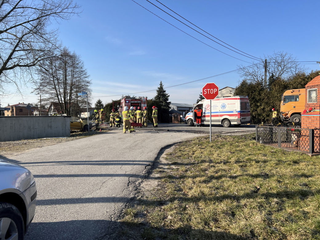 Makabryczny wypadek w Coniewie. Czołowo zderzyła się osobówka z ciężarówką. Nie żyje jedna osoba