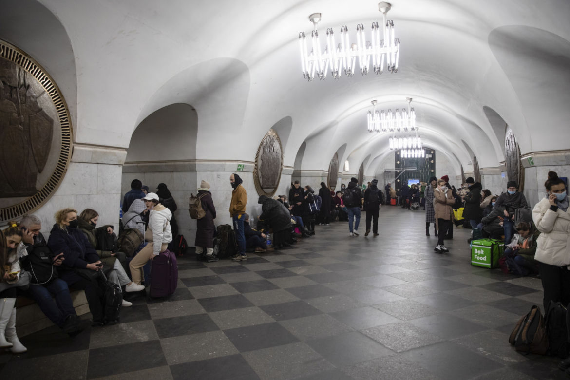 Wojna Rosja-Ukraina: ludzie chowają się na stacjach metra. Poruszajace zdjęcia