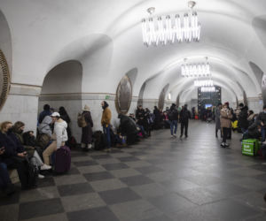 Wojna Rosja-Ukraina: ludzie chowają się na stacjach metra. Poruszajace zdjęcia