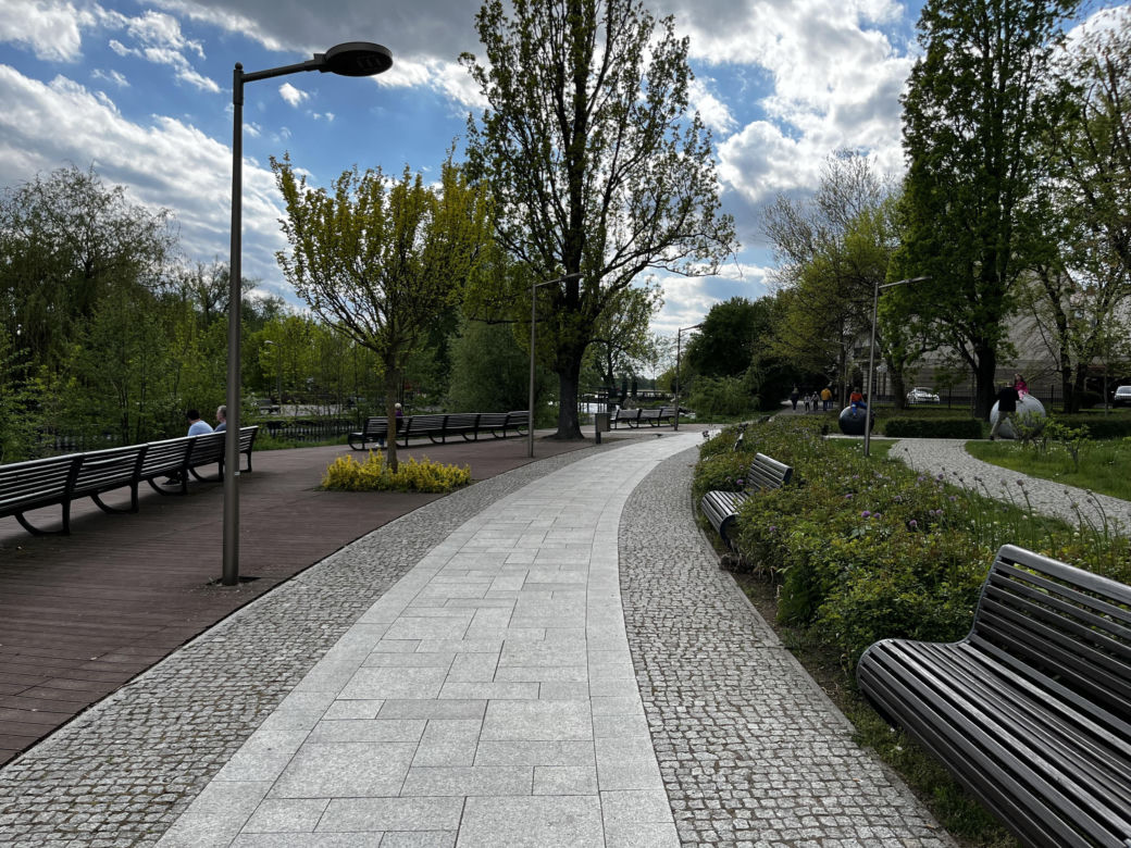   Ełk. Tłumy turystow odwiedzają to miasto. Jest największym na Mazurach