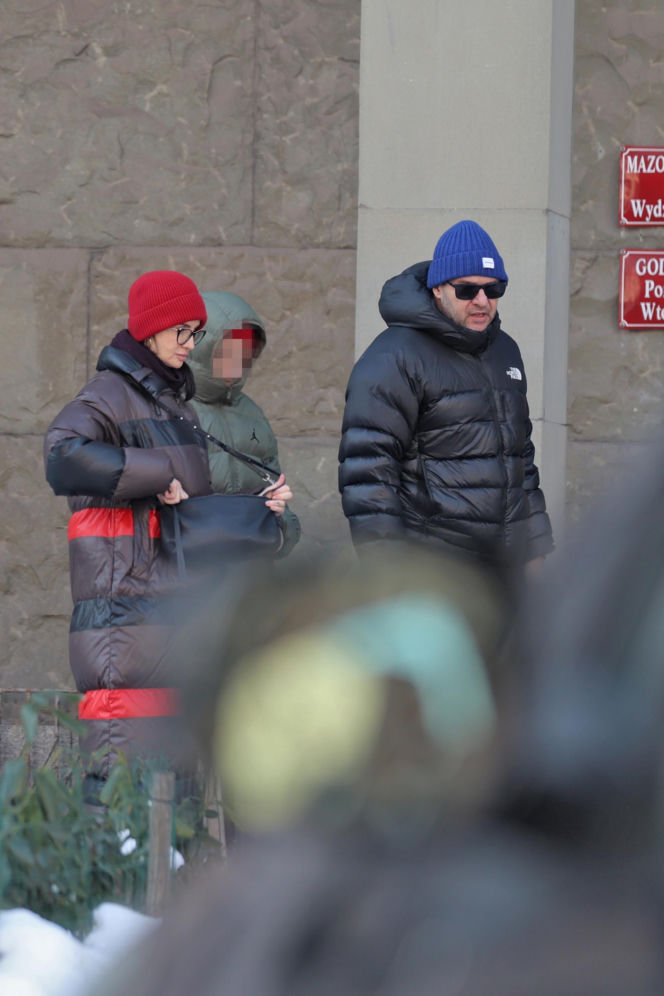 Tomasz Karolak  i Viola Kołakowska na spacerze