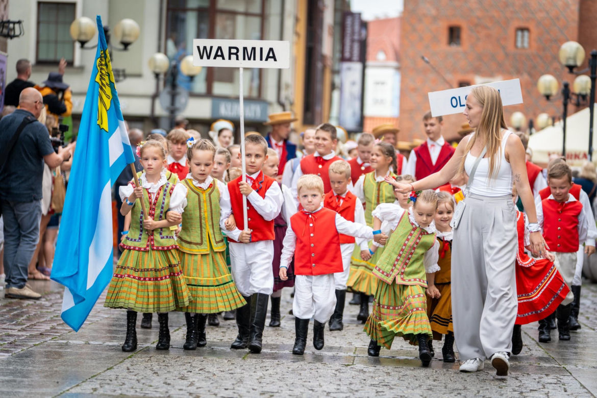 Dni Folkloru w Olsztynie 2025. Ulicami Starego Miasta przeszedł barwny korowód