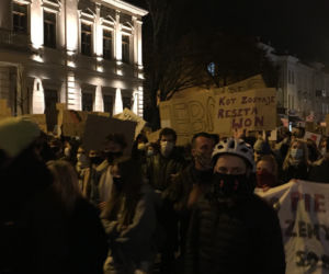 Protesty mają związek z wyrokiem Trybunału Konstytucyjnego, radykalizującego prawo aborcyjne