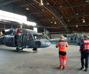Policyjny śmigłowiec Black Hawk pomógł w ratowaniu życia pielęgniarki