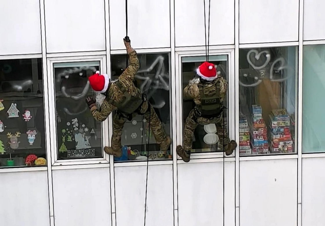 Kontrterroryści w czapkach św. Mikołaja zwisali z dachu szpitala. Zrobili to dla dzieci