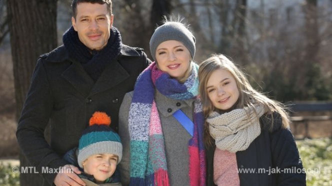 M jak miłość odc. 1148. Joasia (Barbara Kurdej-Szatan), Tomek (Andrzej Młynarczyk), Zosia (Julia Wróblewska), Wojtuś (Feliks Matecki)