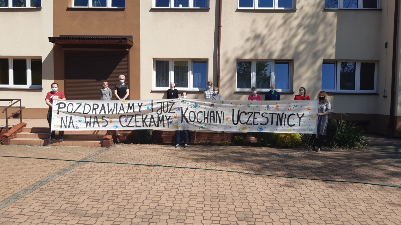 Na banerze można przeczytać: „Tęsknimy za Wami i czekamy” 