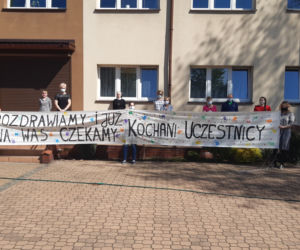 Na banerze można przeczytać: „Tęsknimy za Wami i czekamy” 