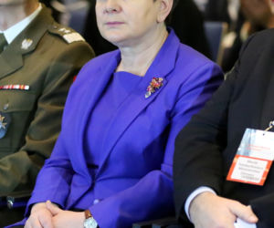 Znany projektant mody miażdży Szydło. Wysyła ją po porady do Agaty Dudy! 