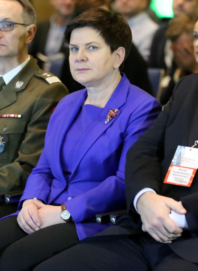Znany projektant mody miażdży Szydło. Wysyła ją po porady do Agaty Dudy! 