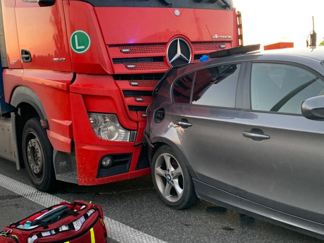 Wielki karambol na S8 pod Warszawą. Ciężarówka wjechała w samochody, są ranni