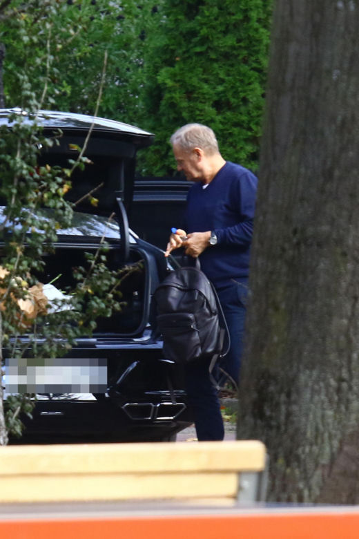 Donald Tusk obsypał żonę kwiatami