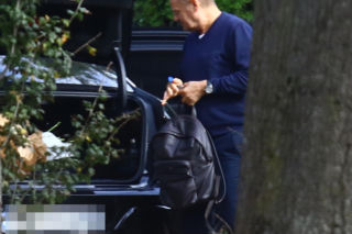 Donald Tusk obsypał żonę kwiatami