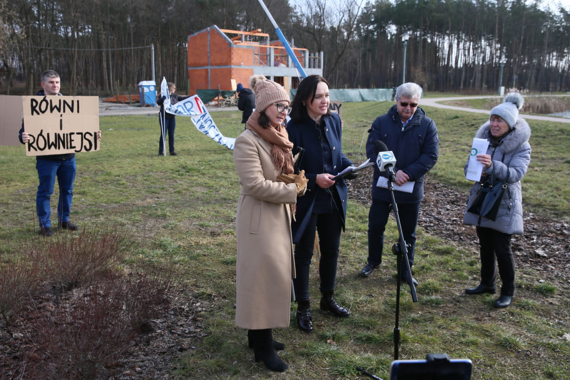 Awantura o budowę w parku w Sulejówku. Miała być mała kawiarenka, będzie duża restauracja