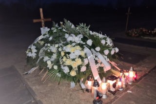 Tłumy żegnały Bartka z Sarzyny. Jego mogiła utonęła w białych kwiatach. 17-latek zginął po imprezie [ZDJĘCIA]