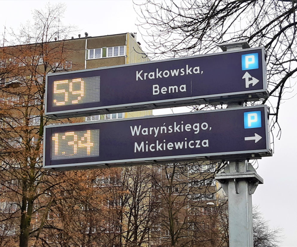 Przydrożne tablice pokazują utrudnienia, wolne parkingi i pogodę