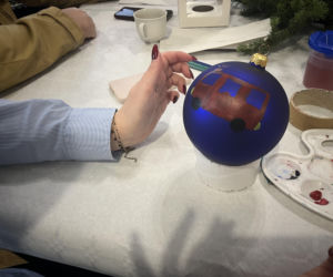 Malowanie bombek- przyjaciele dzieciom