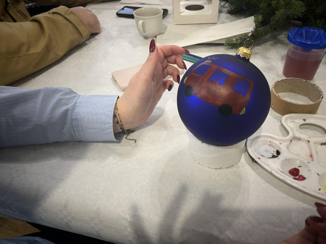 Malowanie bombek- przyjaciele dzieciom