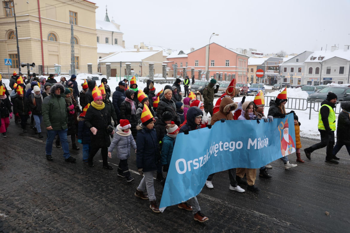 Orszak Świętego Mikołaja 2023 przeszedł przez Lublin. Było śnieżnie i radośnie! 