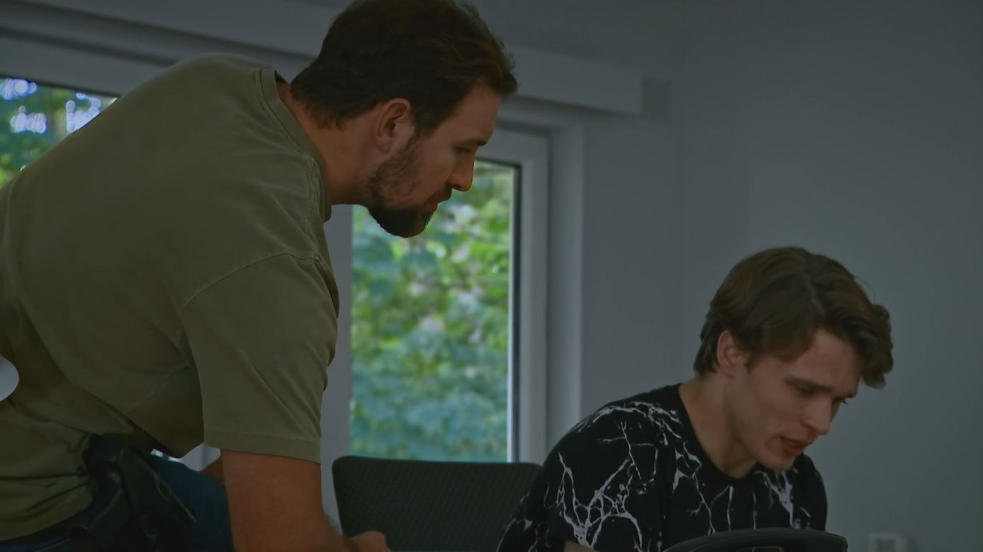 Barwy szczęścia, odcinek 2730: Marcin Kodur (Oskar Stoczyński), Biniu (Adam Stępnicki)