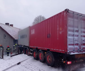 Kurki. Wypadek na DK 58. Ciężarówka wjechała w dom