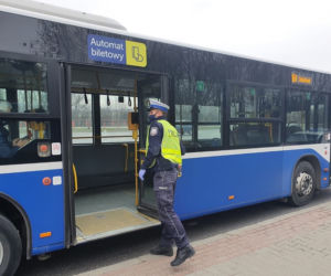 Policja kontroluje przestrzeganie obostrzeń w Krakowie
