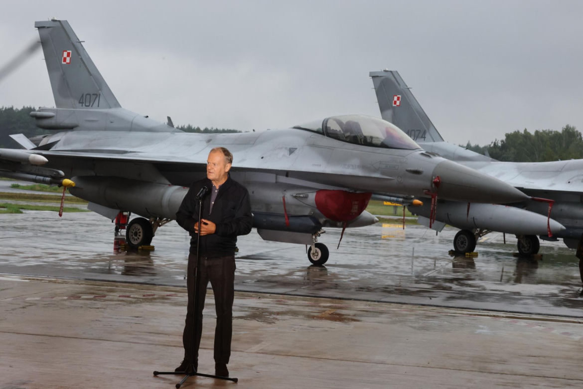 Donald Tusk w bazie lotnictwa w Łasku