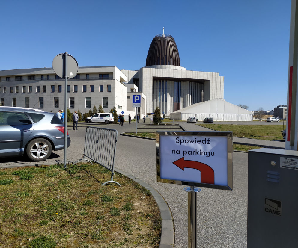 Spowiedź przez okno samochodu. Świątynia Opatrzności Bożej znalazła sposób na epidemię [GALERIA]