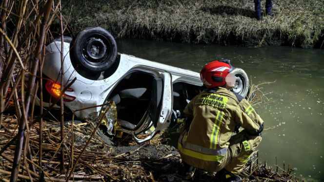Dachował i wpadł do rzeki