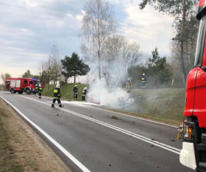 Podlaskie. Pożar auta na DK 65. Kierowcę i pasażera uratował policjant