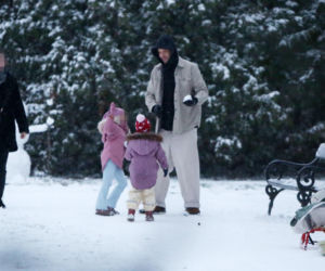 Maciej Pela zabrał córeczki na sanki