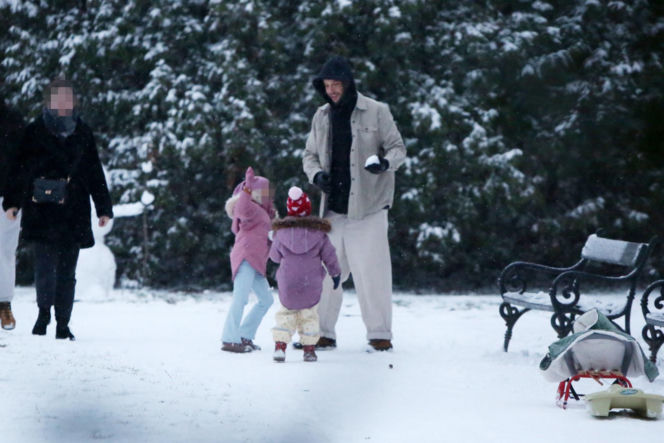 Maciej Pela zabrał córeczki na sanki