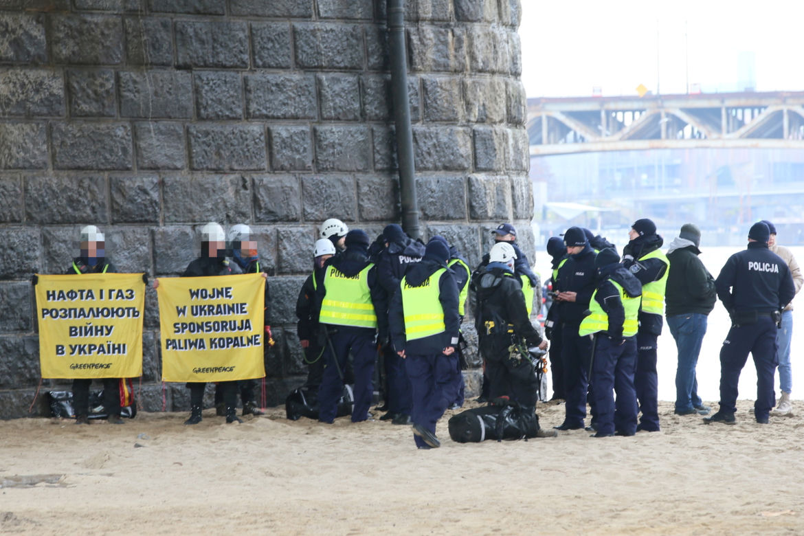  Akcja służb pod mostem Poniatowskiego. Aktywiści wisieli na linach 