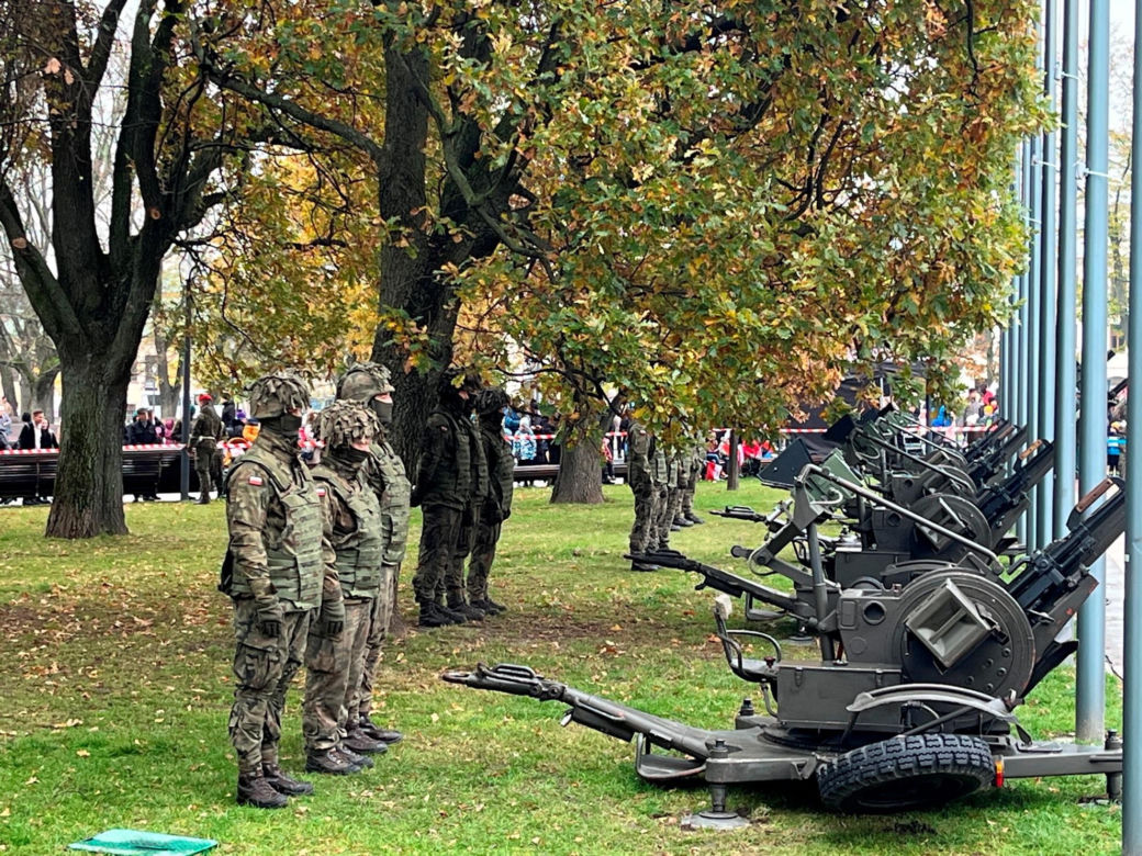 11 listopada. Narodowe Święto Niepodległości w Lublinie. Sprzedawca flag: "Z poczucia patriotyzmu nie podwyższałem cen"