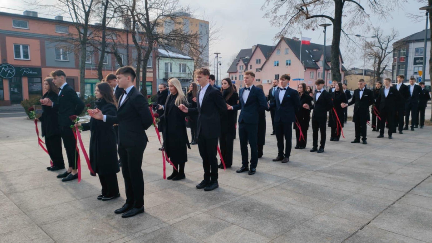 Licealiści zatańczyli poloneza w centrum Bełchatowa