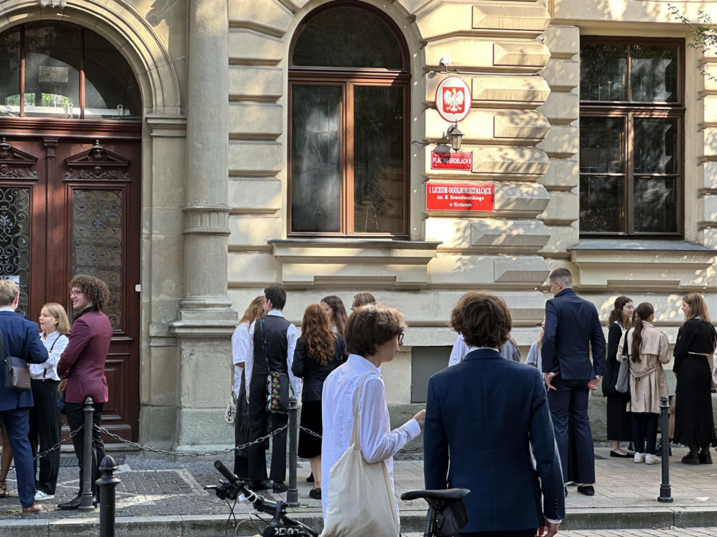 Uczniowie I Liceum Ogólnokształcącego im. Bartłomieja Nowodworskiego rozpoczęli rok szkolny 2023/2024