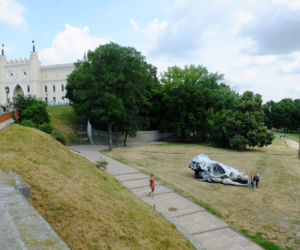 Czaszka chomika giganta pod Zamkiem Lubelskim. Na szczęście to tylko artystyczna instalacja