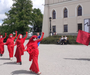 Wdowy milcząco przeszły przez Lublin. Był to protest przeciwko budowie kopani węgla przy Poleskim Parku Narodowym