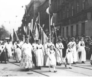 Uroczystości 3 Maja na starych fotografiach. Wielkie defilady i piękne stroje! [ZDJĘCIA]