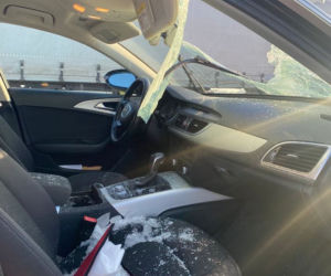 Dramat na trasie S5. Tafla lodu spadła na auto. Ranna kobieta [ZDJĘCIA]