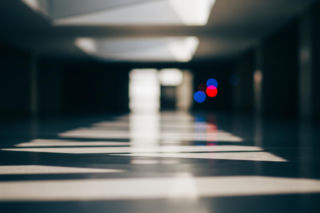 Nagła śmierć fotografa. Co łączyło Adama Chełstowskiego z politykami?